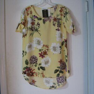 Les Amis Floral Top Small NWT $24 Yellow Floral Print High Low Flowy